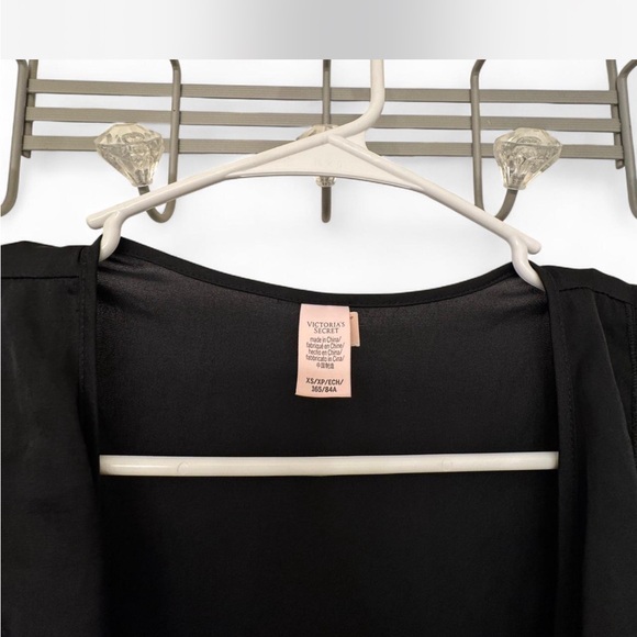 Elegant Black Ruffled Robe - Picture 2 of 2